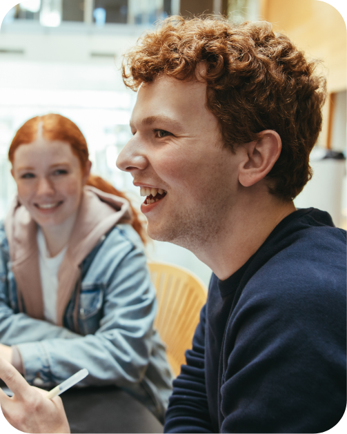 Homme roux au premier plan et femme rousse au second plan