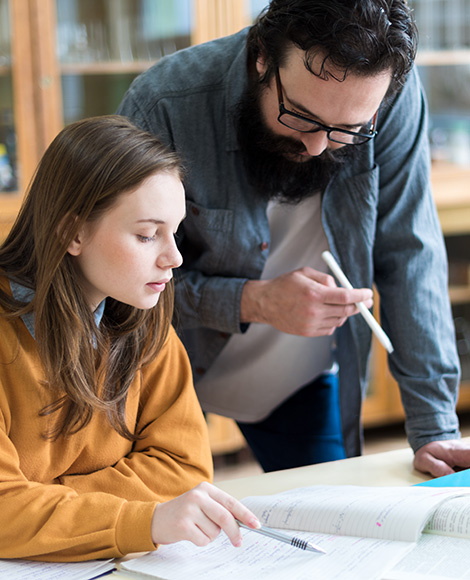 Une jeune fille et un homme en train de lire